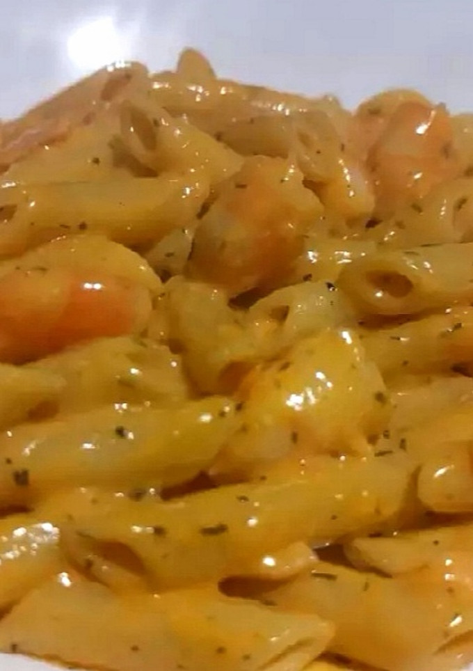 Una foto de Pasta con langostinos y salmón ahumado
