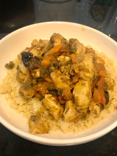 Una foto de Cous cous con pollo y verduras