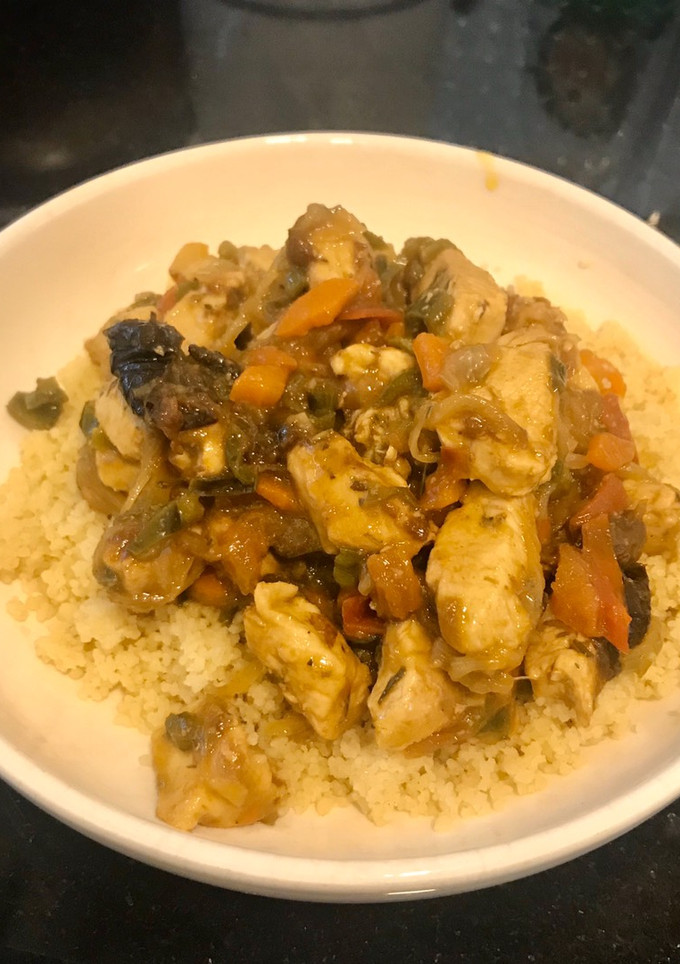 Una foto de Cous cous con pollo y verduras
