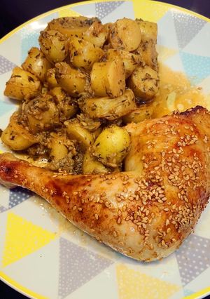 Une photo de Cuisse de poulet marinée et pommes de terres rissolées