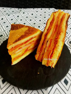 Una foto de Pastel salado de pan de molde