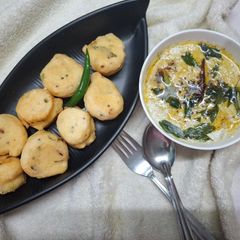 A picture of Urad and Moong Dal Pakoda with Coconut Chutney.