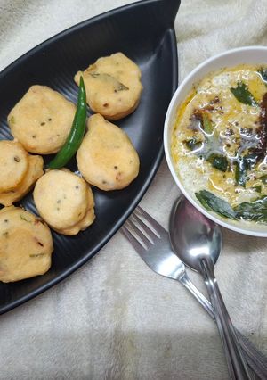A picture of Urad and Moong Dal Pakoda with Coconut Chutney.