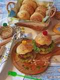 Burgeri de casă, cu porc și brânzeturi
