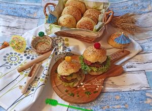 O poză a rețetei Burgeri de casă, cu porc și brânzeturi.