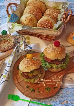 O poză a rețetei Burgeri de casă, cu porc și brânzeturi.