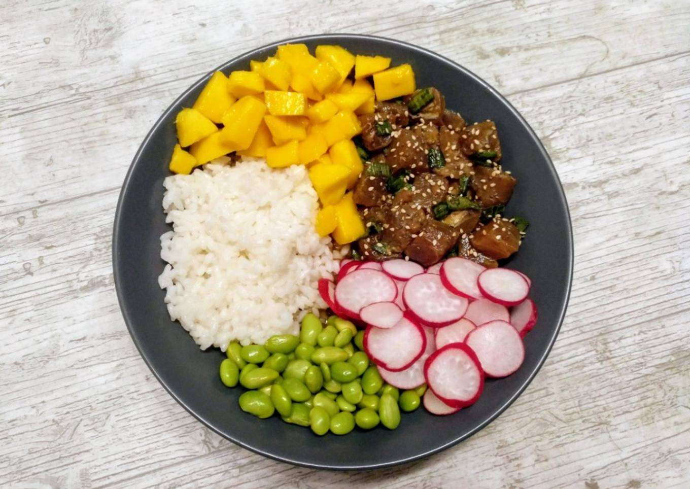 Poke de atún (ensalada hawaiana)