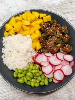 Una foto de Poke de atún (ensalada hawaiana)