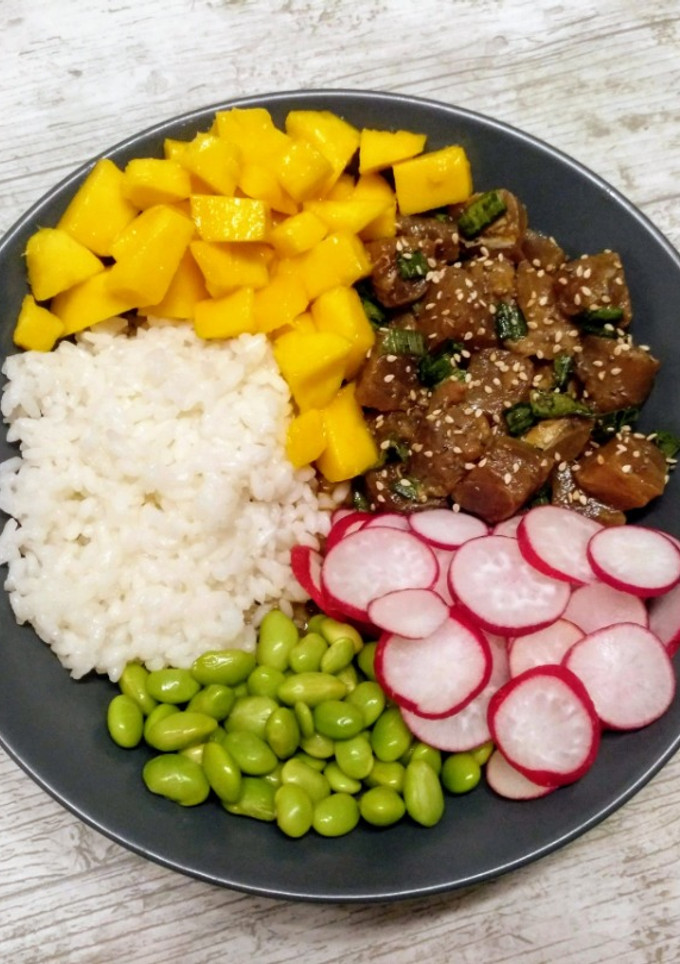 Una foto de Poke de atún (ensalada hawaiana)