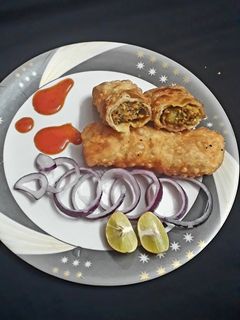 ঘরোয়া চিকেন স্প্রিং রোল (chicken spring roll recipe in Bengali) রেসিপির প্রধান ছবি