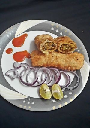 ঘরোয়া চিকেন স্প্রিং রোল (chicken spring roll recipe in Bengali) রেসিপির প্রধান ছবি