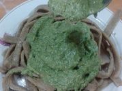 Una foto de pasta rúcula