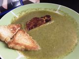 Crema de hojas de coliflor, pan tostado y queso de papa dorado🍲