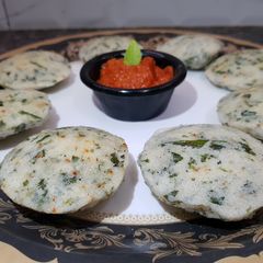 A picture of Bathua spinach idli.