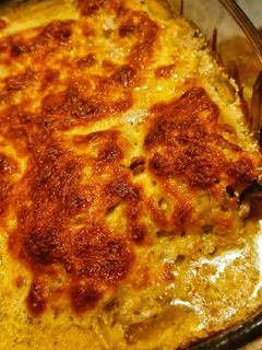 Tejfölben sült sajtos csirkecombok recept fotója