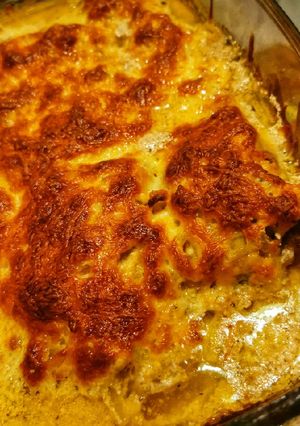 Tejfölben sült sajtos csirkecombok recept fotója
