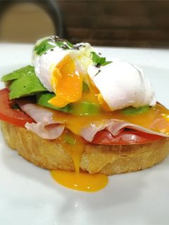 Una foto de Tosta de aguacate y huevo poché
