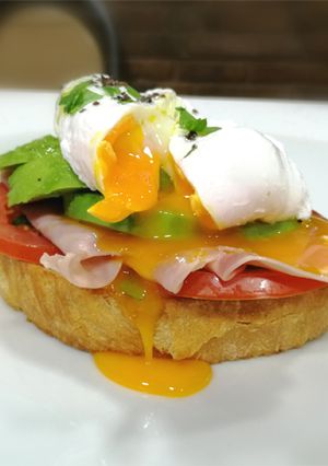 Una foto de Tosta de aguacate y huevo poché