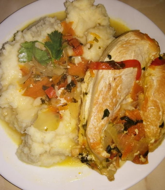 Una foto de Pollo al jugo Con Puré