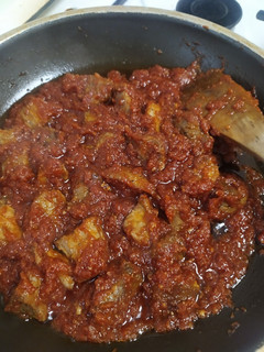 Una foto de Carne con tomate frito