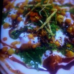 A picture of Dahi papdi chatt.