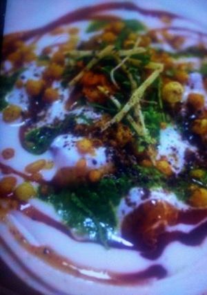 A picture of Dahi papdi chatt.