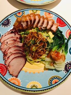 รูปของ เส้นซูกินีหมูแดงหมูกรอบและวิธีทำหมูแดงหมูกรอบง่ายๆ