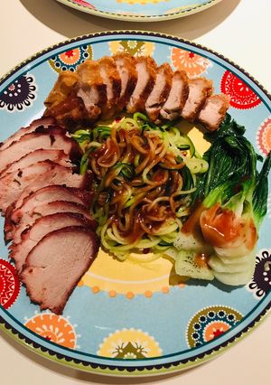 รูปของ เส้นซูกินีหมูแดงหมูกรอบและวิธีทำหมูแดงหมูกรอบง่ายๆ
