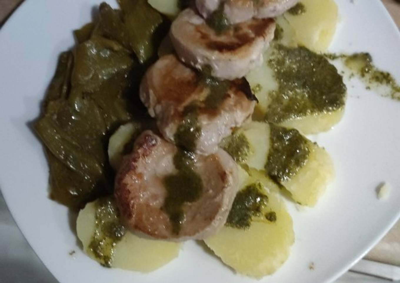 Solomillo a la plancha con pimientos y patatas cocidas