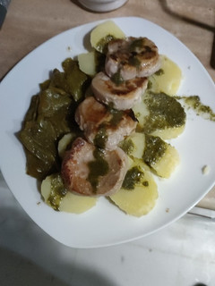 Una foto de Solomillo a la plancha con pimientos y patatas cocidas