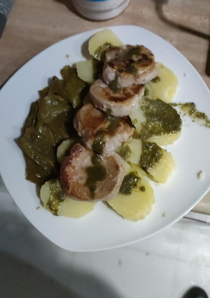 Una foto de Solomillo a la plancha con pimientos y patatas cocidas