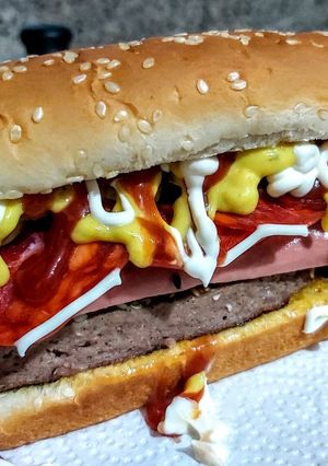 Una foto de PERRO🌭HAMBURGUESA🍔con Chorizo Español...!