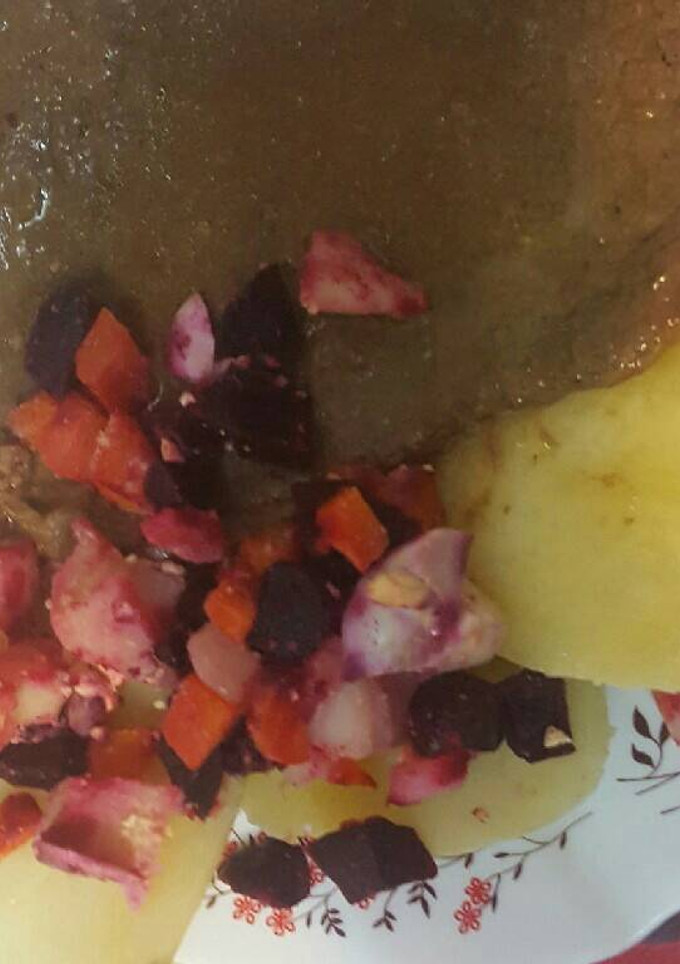 Una foto de Ternera a la parrilla con ensalada rusa