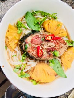Hình của món Bún cá ngừ kho thơm.