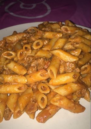 Una foto de Penne boloñesa estilo luma