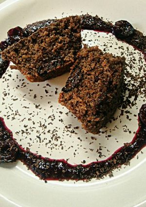 Una foto de Magdalenas con corazón de chocolate y salsa de cereza