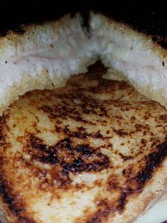 Una foto de Sándwich mixto con mantequilla hecho en sartén!!😋🍴