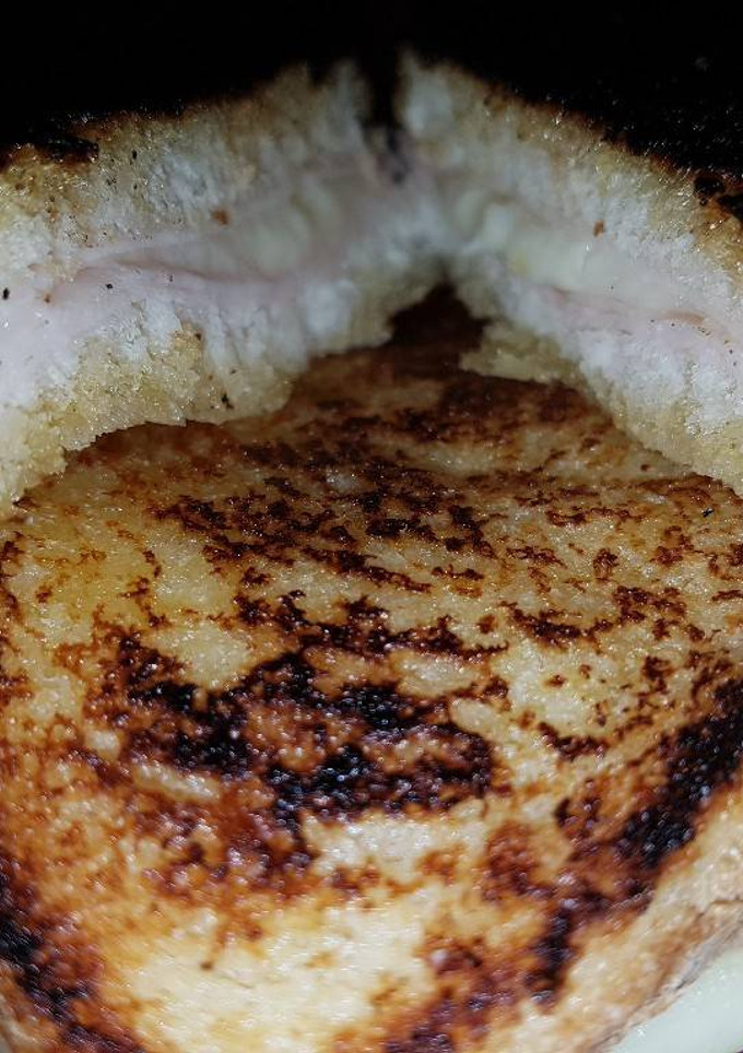 Una foto de Sándwich mixto con mantequilla hecho en sartén!!😋🍴