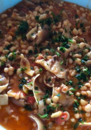 Una foto de Frijolitos blancos con patitas y orejas de cerdo