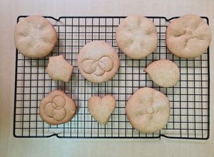 Una foto de Galletas de miel económicas y con cortantes caseros 🍯