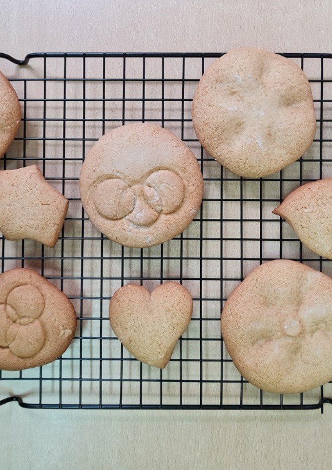 Una foto de Galletas de miel económicas y con cortantes caseros 🍯