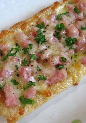 A picture of Abura-age (Fried Thin Tofu) Pizza.