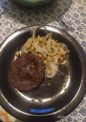Una foto de Guarnición de ensalada cebolla, garbanzos, porotos y lentejas😋