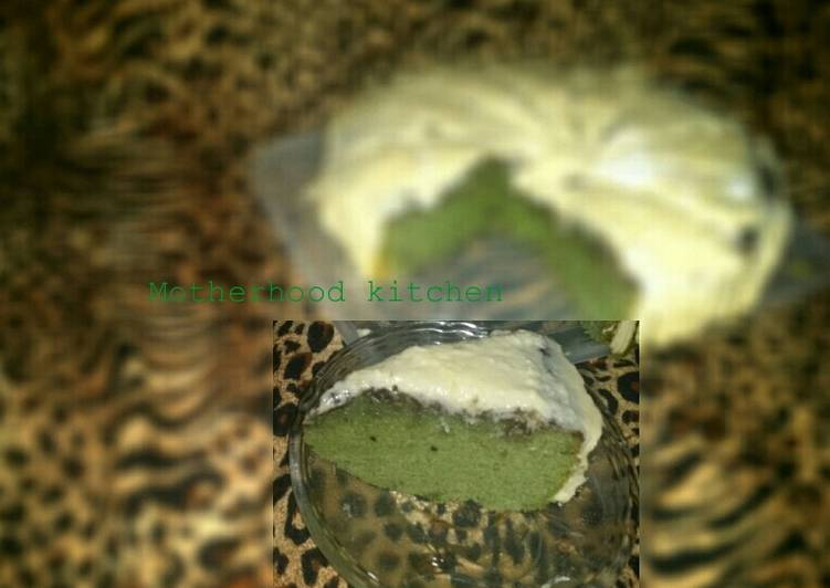 Pandanus leaf cake with coconut cream