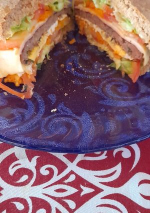Una foto de Hamburguesas de carne con pan de hamburguesa de harina integral🍔😋