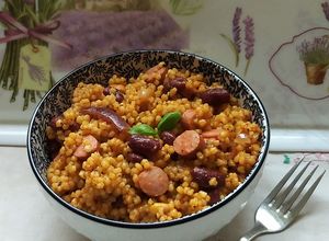 Hagymás,chilis babos virslis,tarhonyás egytálétel 🌽🍅🍛 recept fotója