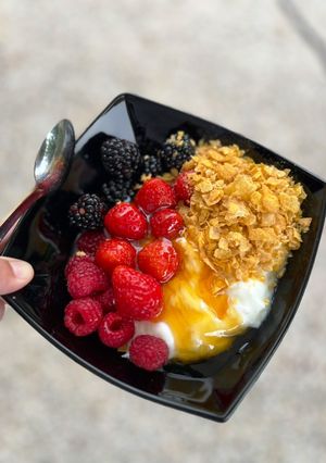 Una foto de Desayuno con frutos rojos, yogur y Kellogg’s
