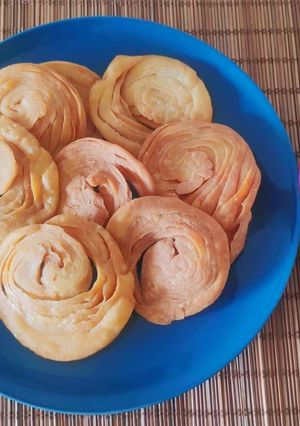 A picture of Seven Layered Pakwan😋Kutchi Pakwan 😋Varkhi Puri 😋.