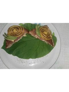 Una foto de Sándwich acompañado de salsa holandesa