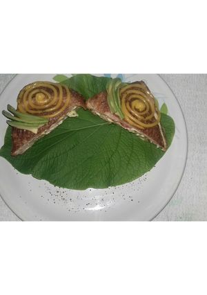 Una foto de Sándwich acompañado de salsa holandesa